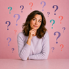 Femme souriante avec la main sous le menton, entourée de points d'interrogation colorés sur fond rose