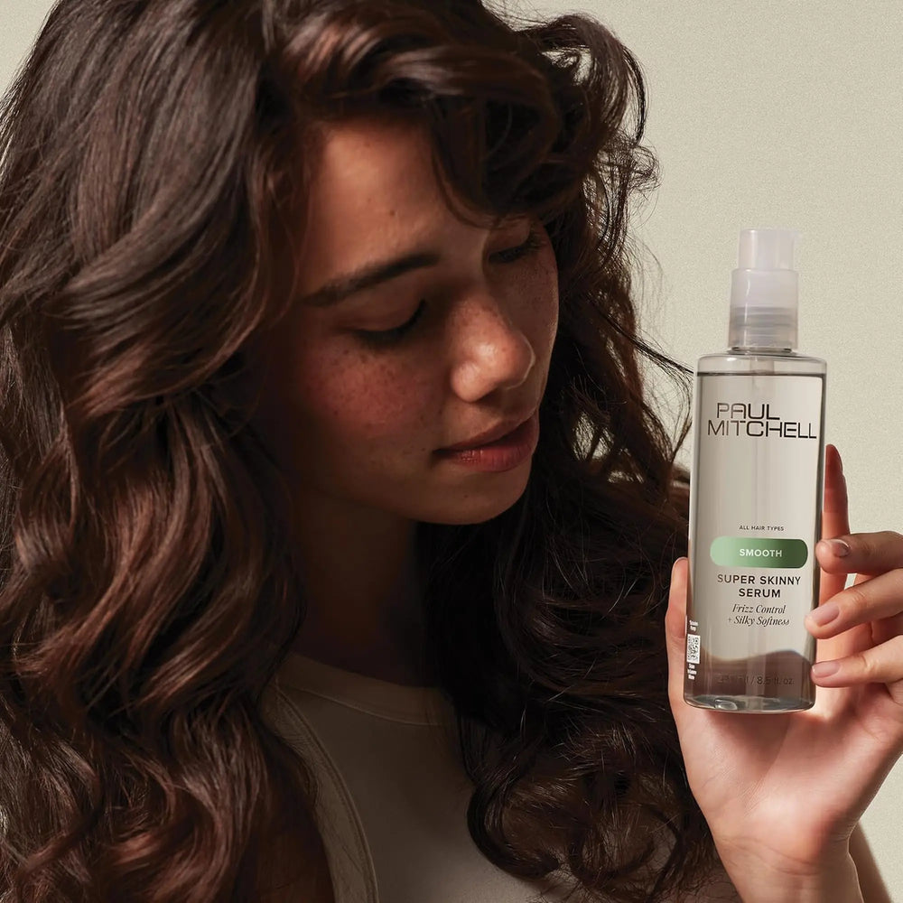 Bouteille transparente de sérum Paul Mitchell Super Skinny : contrôle des frisottis et douceur soyeuse, avec bouchon pompe blanc.