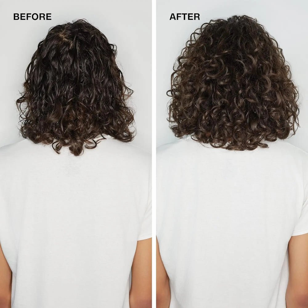 Homme après avoir utilisé le produit Paul Mitchell Twirl Around 150ml : beige et blanc pour cheveux ondulés et bouclés, offrant un contrôle des frisottis et une tenue douce et modulable.