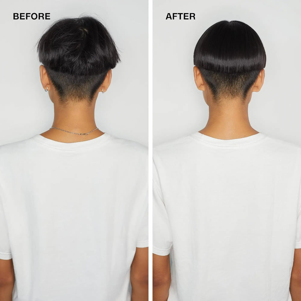 Flacon pompe de baume lissant Paul Mitchell Super Skinny Relaxing Balm : blanc avec étiquette verte, pour contrôler les frisottis, lisser les cheveux bouclés/texturés et protéger de la chaleur.