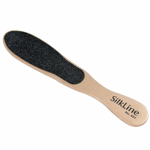 Lime pour pieds professionnelle Silkline avec manche en bois et surface abrasive noire double face pour le soin des callosités sur fond blanc.