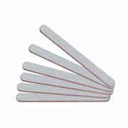 Lot de mini limes à ongles zébrées Silkline grises et roses pour manucure et pédicure professionnelle hygiénique sur fond blanc.
