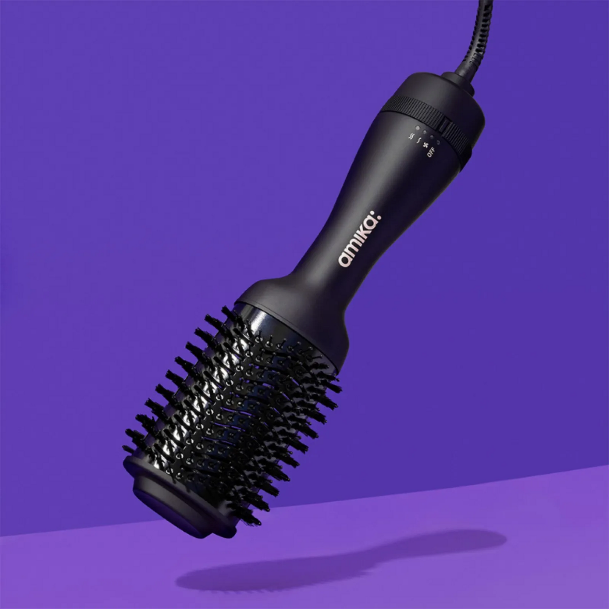 Brosse séchoir 2-en-1 amika Hair 2.0 de couleur noir avec barillet ovale noir, outil de coiffure professionnel pour brushing volumineux.