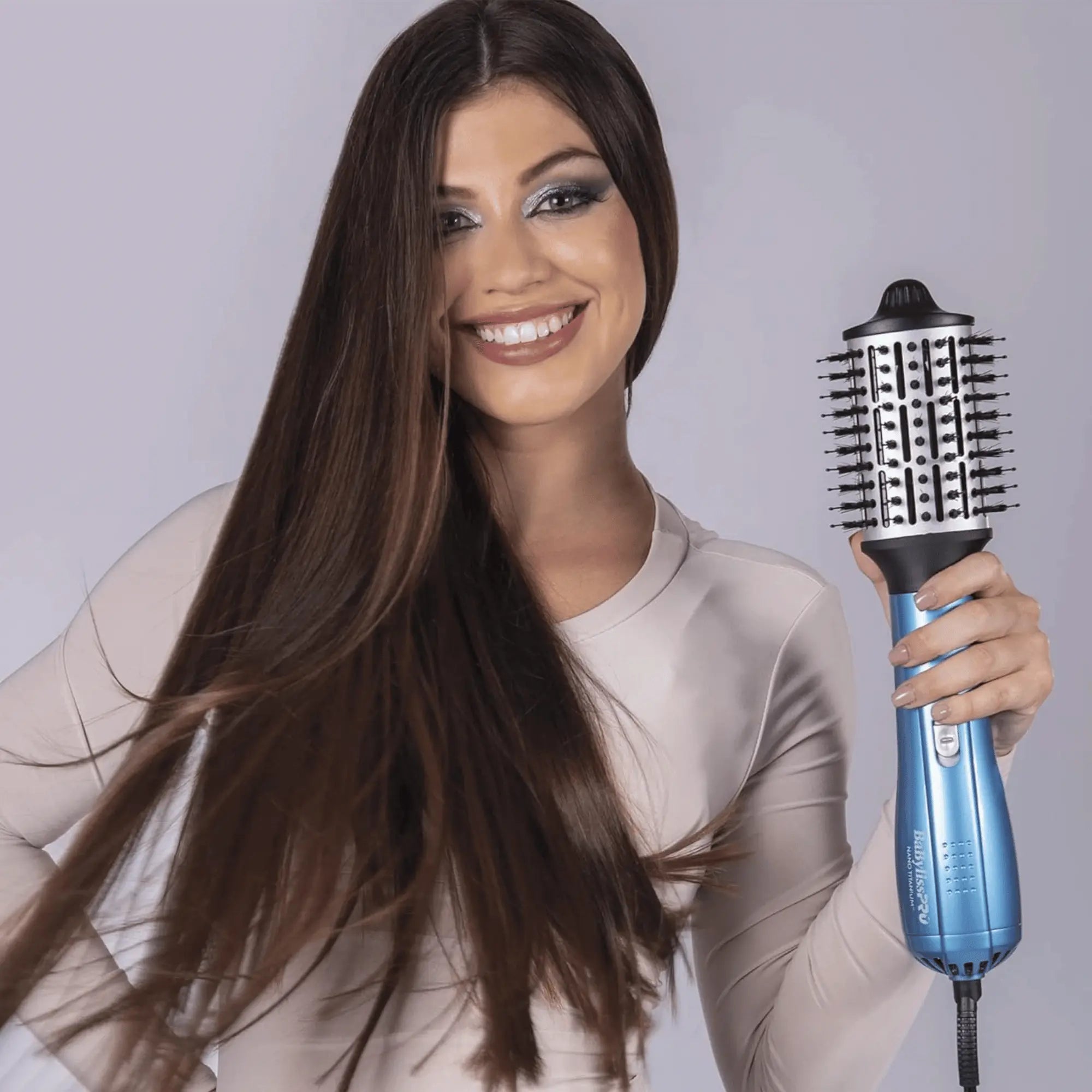 Brosse à air chaud ionique ovale BaBylissPRO Nano Titanium : outil pour sécher et coiffer en une étape, ajoutant volume et brillance.