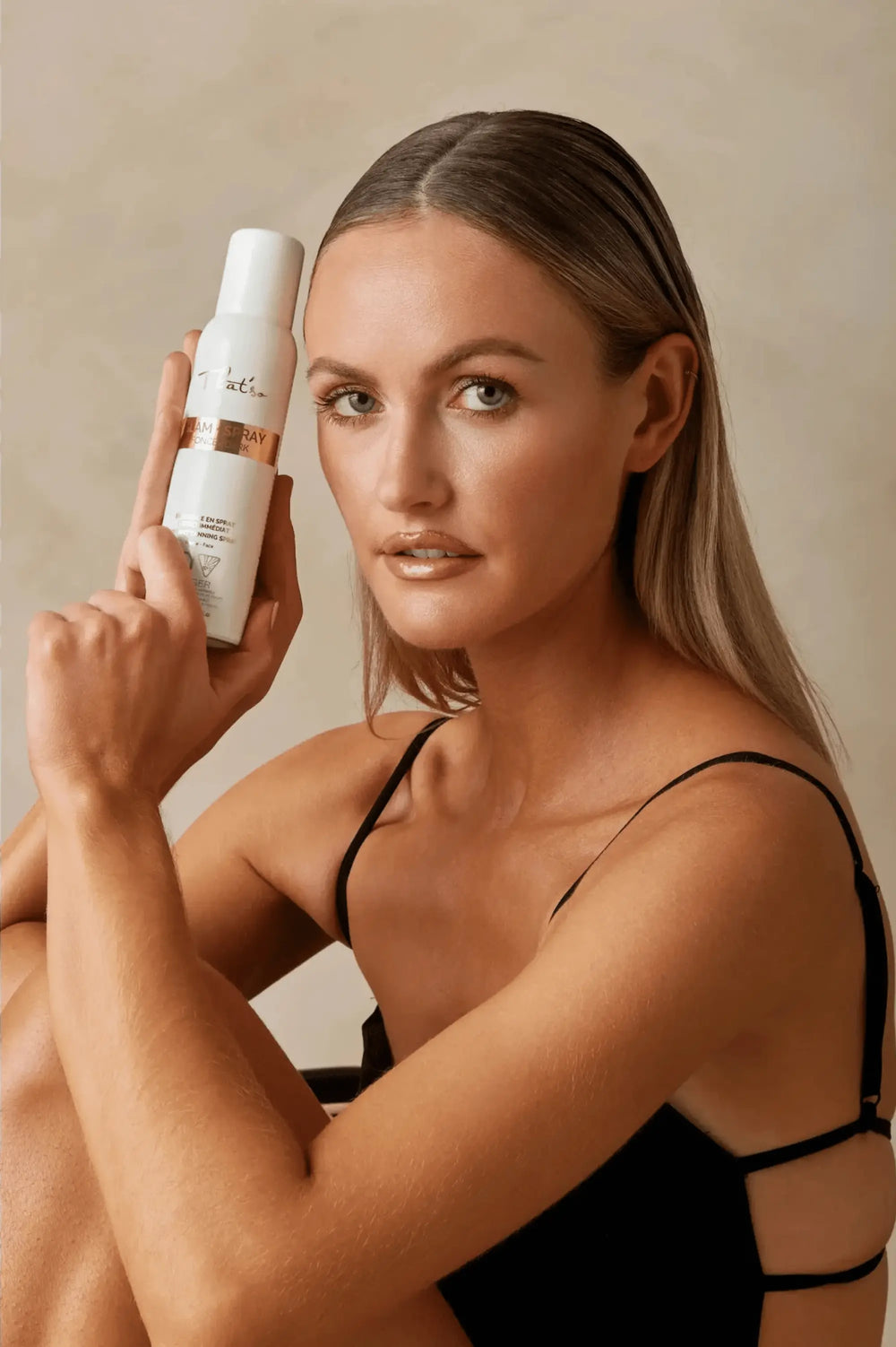 Bouteille de spray autobronzant blanc That'so Glam Spray On The Go Dark de 125 ml avec bande dorée indiquant un bronzage à effet