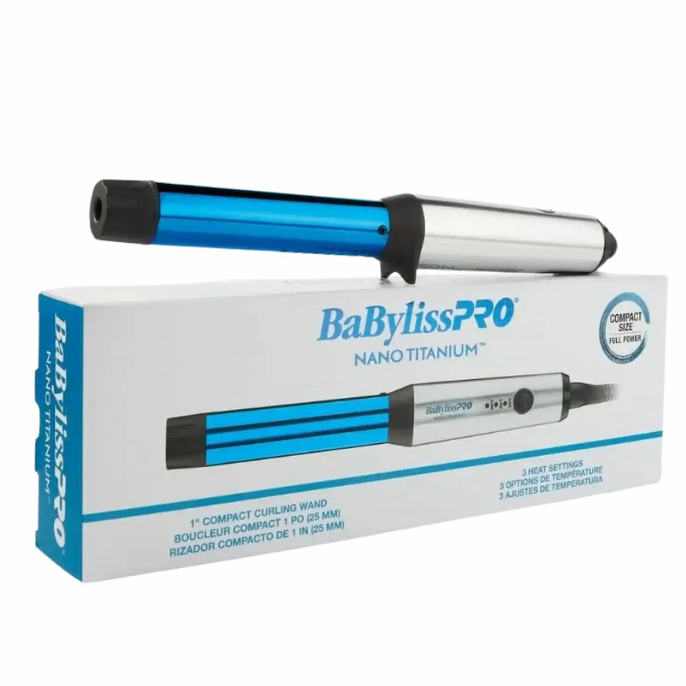 Thinking Baguette à boucler
compacte BaBylissPRO Nano Titanium de 1 po (25 mm) bleue et argentée, montrée avec son emballage blanc.