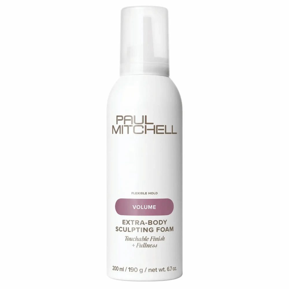 Flacon blanc de mousse sculptante Paul Mitchell Extra-Body 200ml : étiquette mauve, pour une tenue flexible, du volume et un fini doux au toucher.