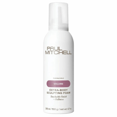 Flacon blanc de mousse sculptante Paul Mitchell Extra-Body 200ml : étiquette mauve, pour une tenue flexible, du volume et un fini doux au toucher.