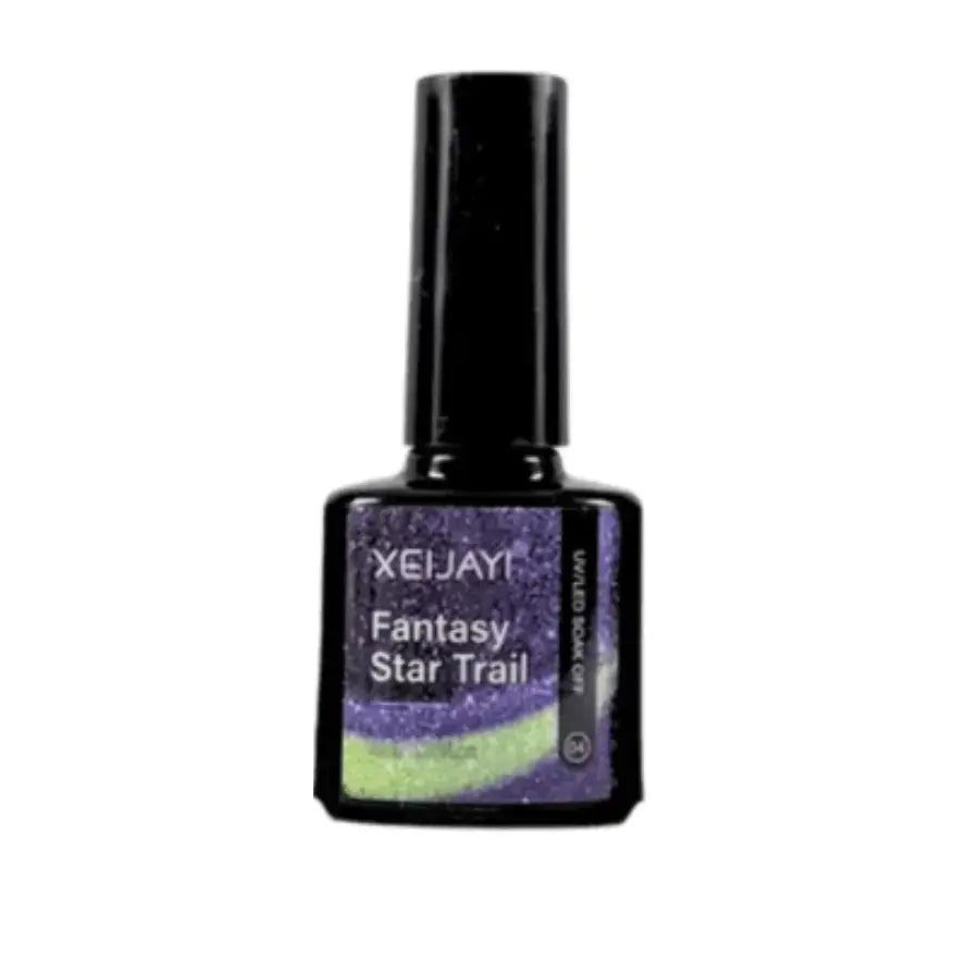 Manucure avec vernis gel magnétique effet œil de chat, montrant la ligne de lumière réfléchissante